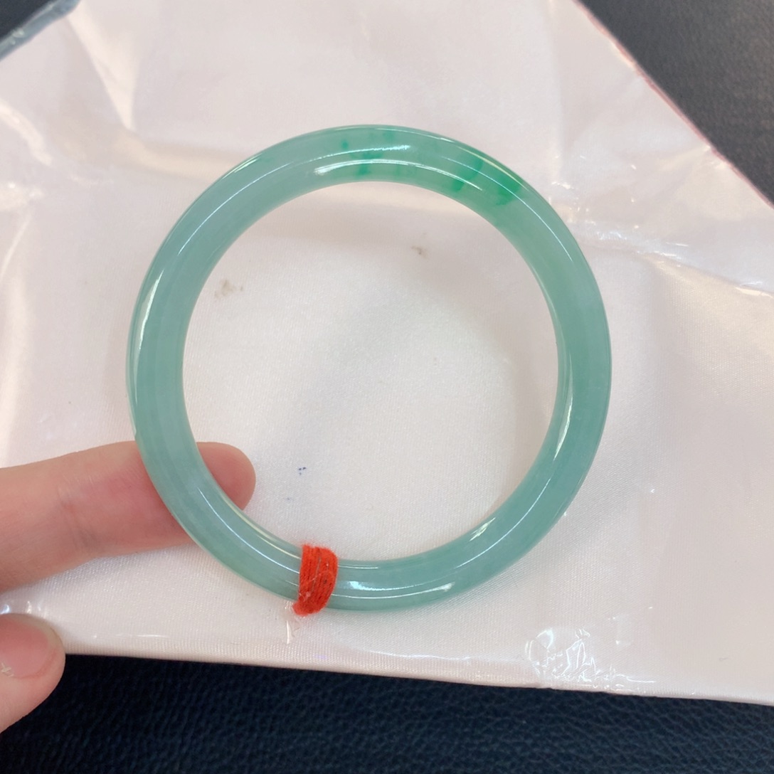 翡翠手镯未镶嵌翡翠