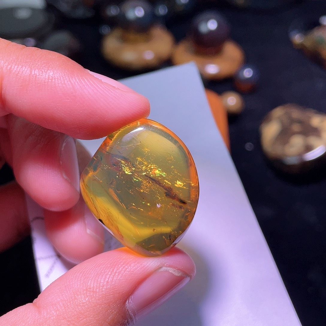 琥珀裸石未镶嵌，