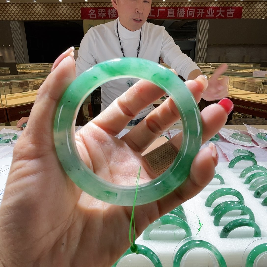 石英质玉颈饰未镶嵌一个