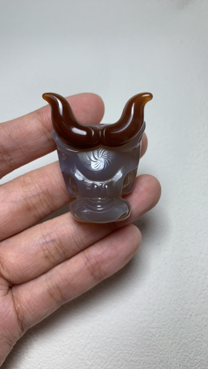 玛瑙雕刻牛头吊坠