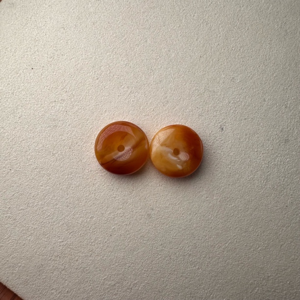 天然琥珀蜜蜡沁色扣子（一对）