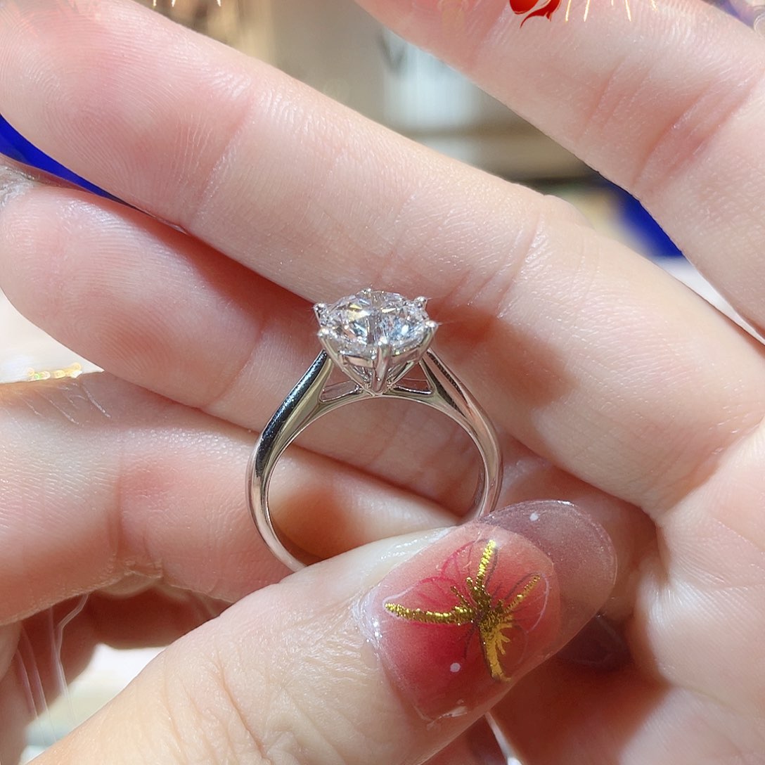 实验室培育钻石18K金镶嵌美*2.01D-E/VS，15