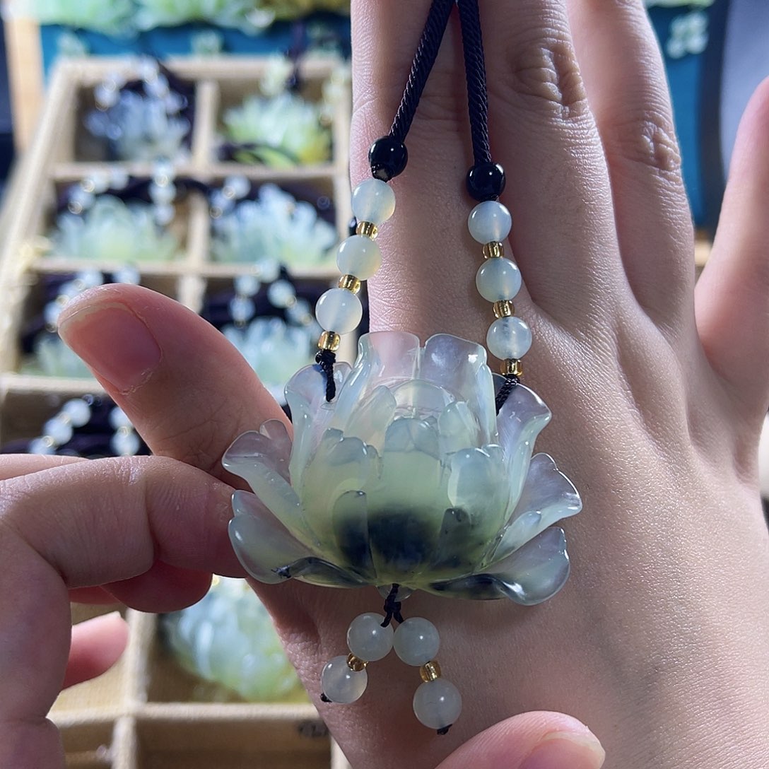 蛇纹石玉颈饰合金