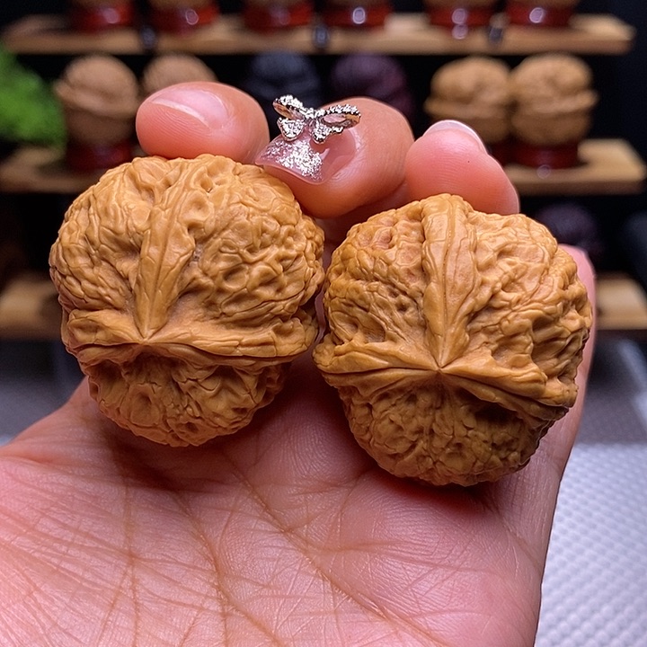 文玩核桃把件金鼎三棱32