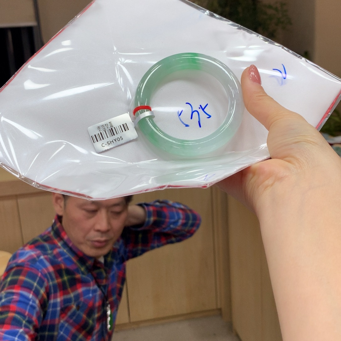 翡翠手镯未镶嵌不退不换