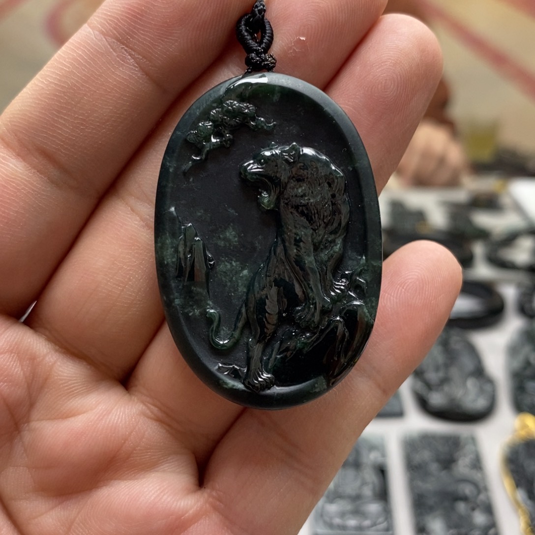 翡翠未镶嵌颈饰上山虎