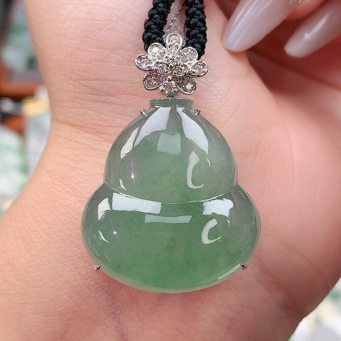 颈饰18K金镶嵌翡翠葫芦