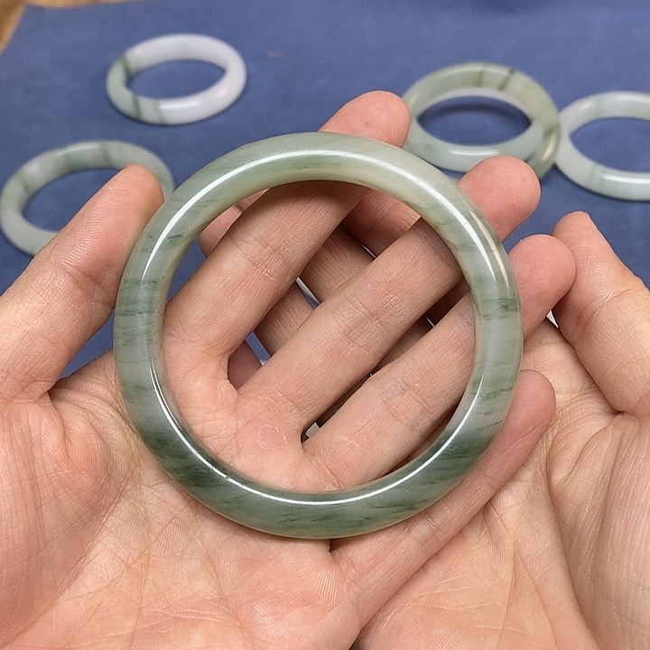 芬***芳石英质玉未镶嵌手镯