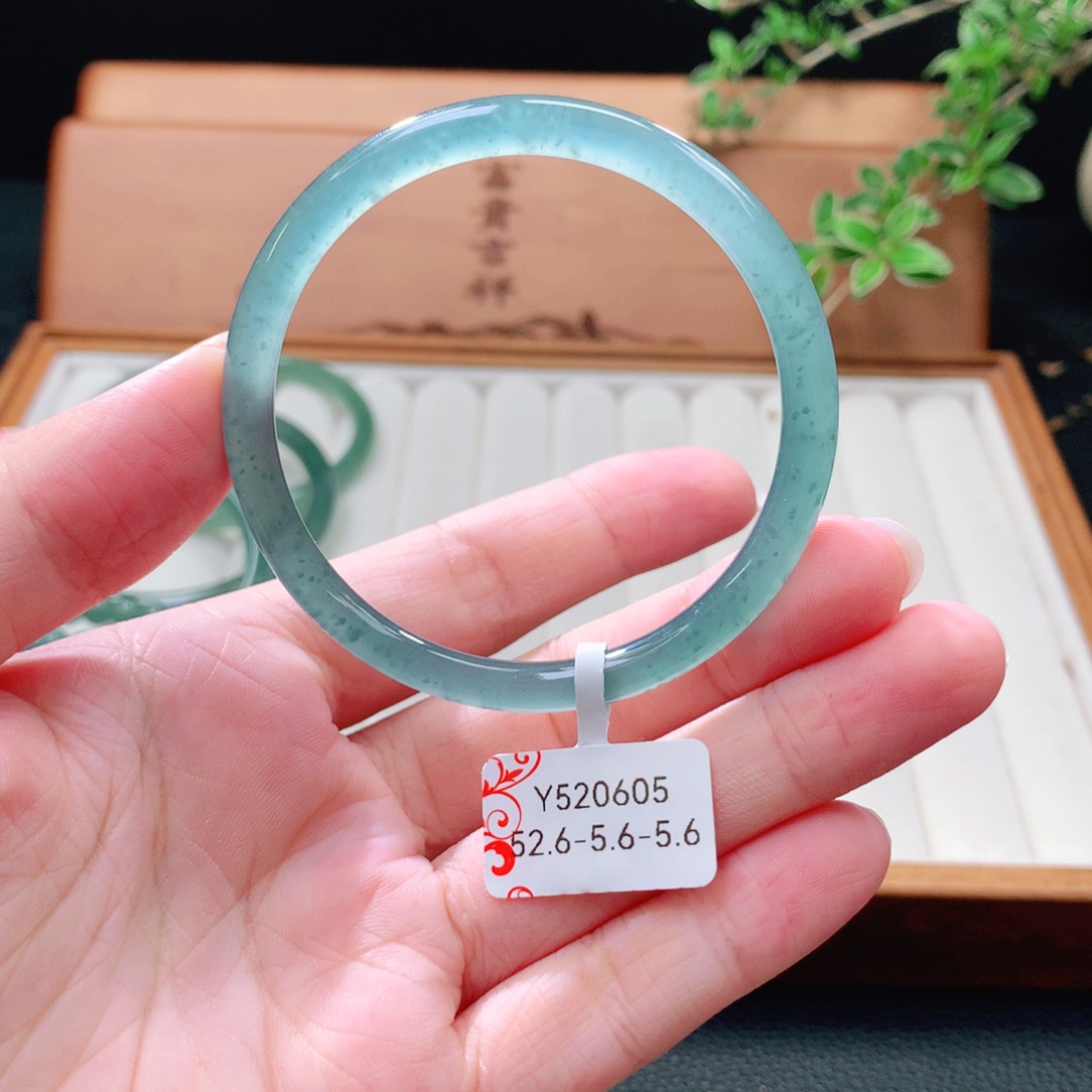 未镶嵌手镯（圆镯）翡翠