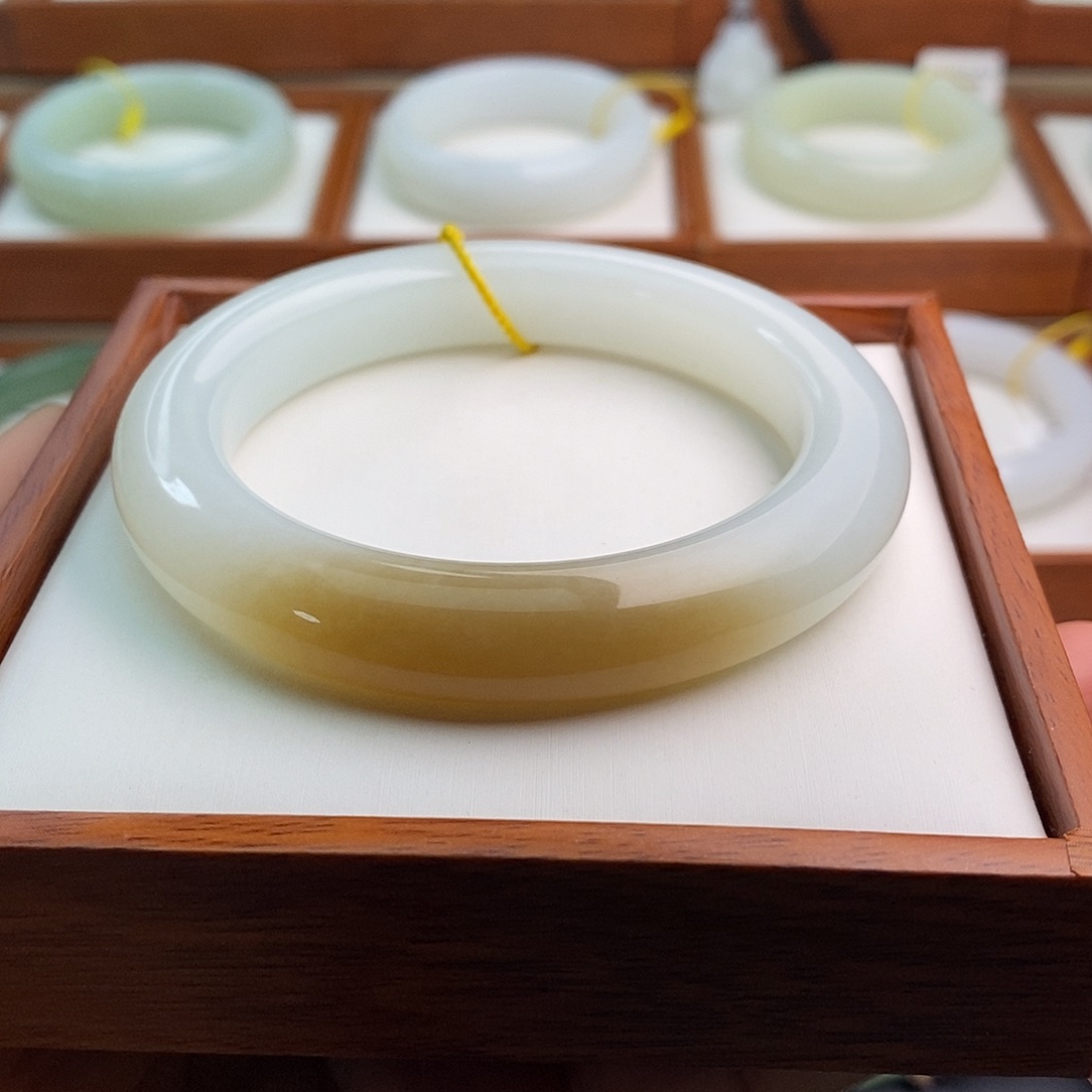 王***海和田玉（糖玉）未镶嵌手镯