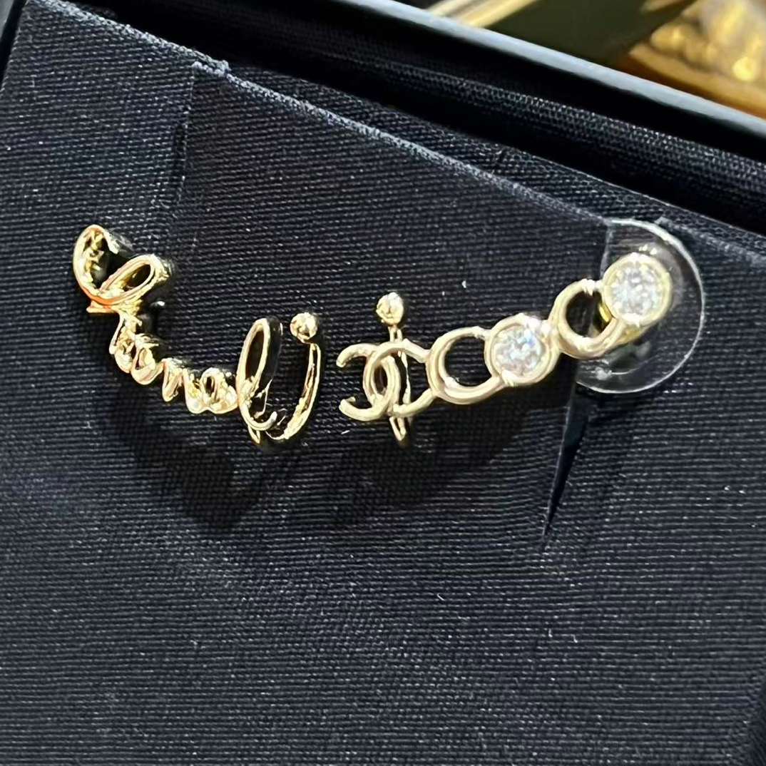 95新 Chanel/香奈儿 金色不对称字母耳钉  98新