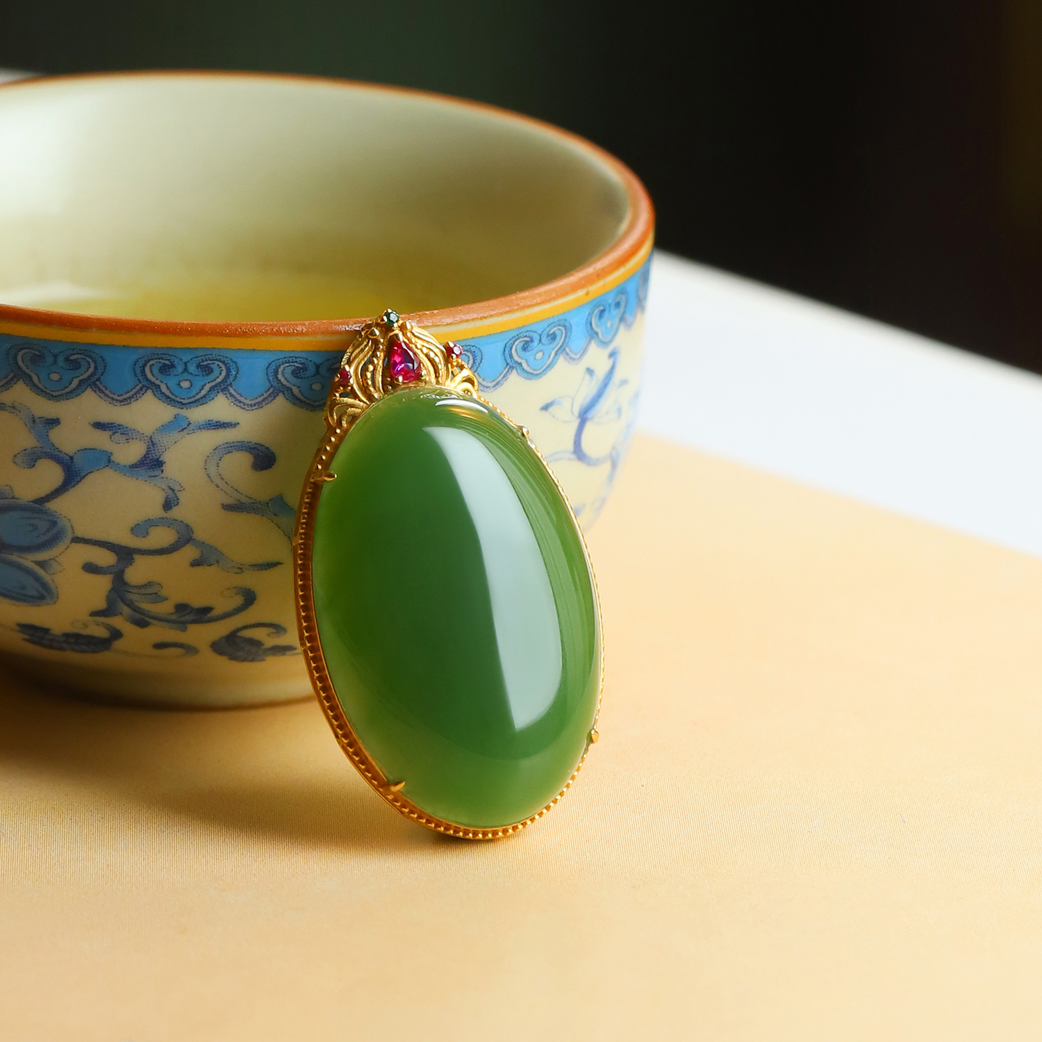 和田玉镶嵌雕刻吊坠