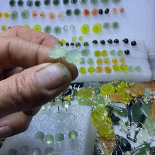 蛇纹石玉未镶嵌耳钉