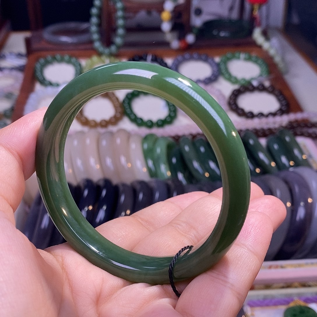 颈饰未镶嵌和田玉碧玉老矿料冰底阳绿猫眼手镯60