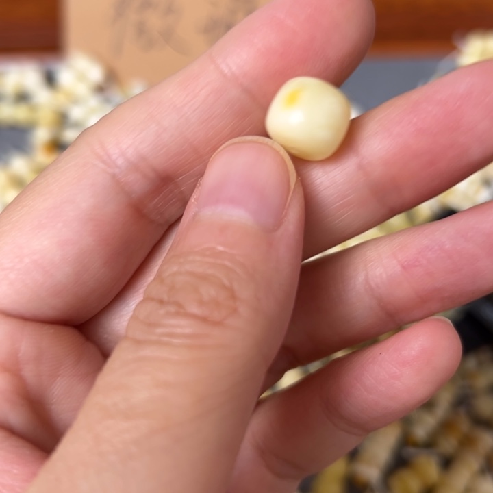 蜜蜡未镶嵌裸石10.5mm一个