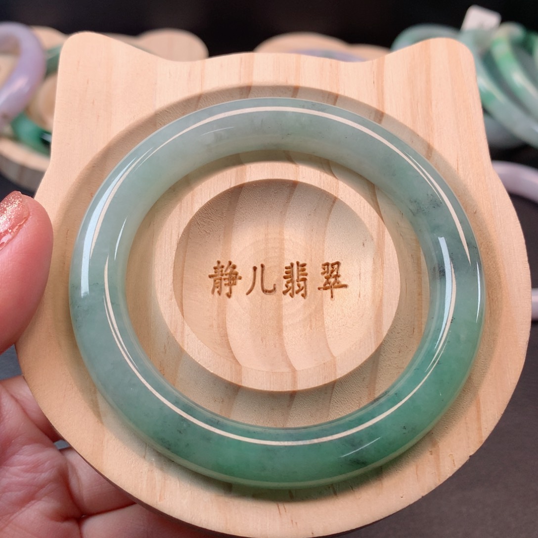 翡翠手镯未镶嵌55圈口