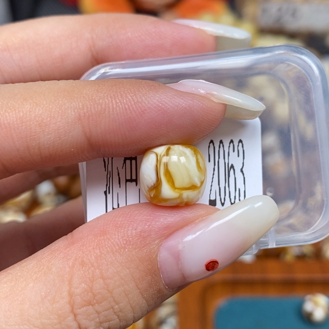 蜜蜡未镶嵌珠宝奇石2063