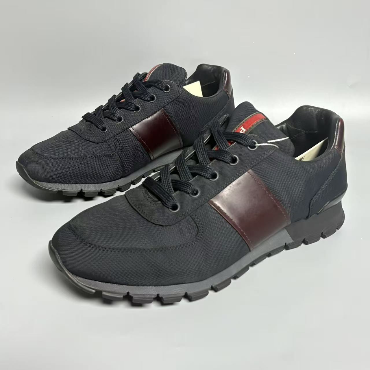 95新 Prada/普拉达 黑色经典运动鞋42欧码 jx608