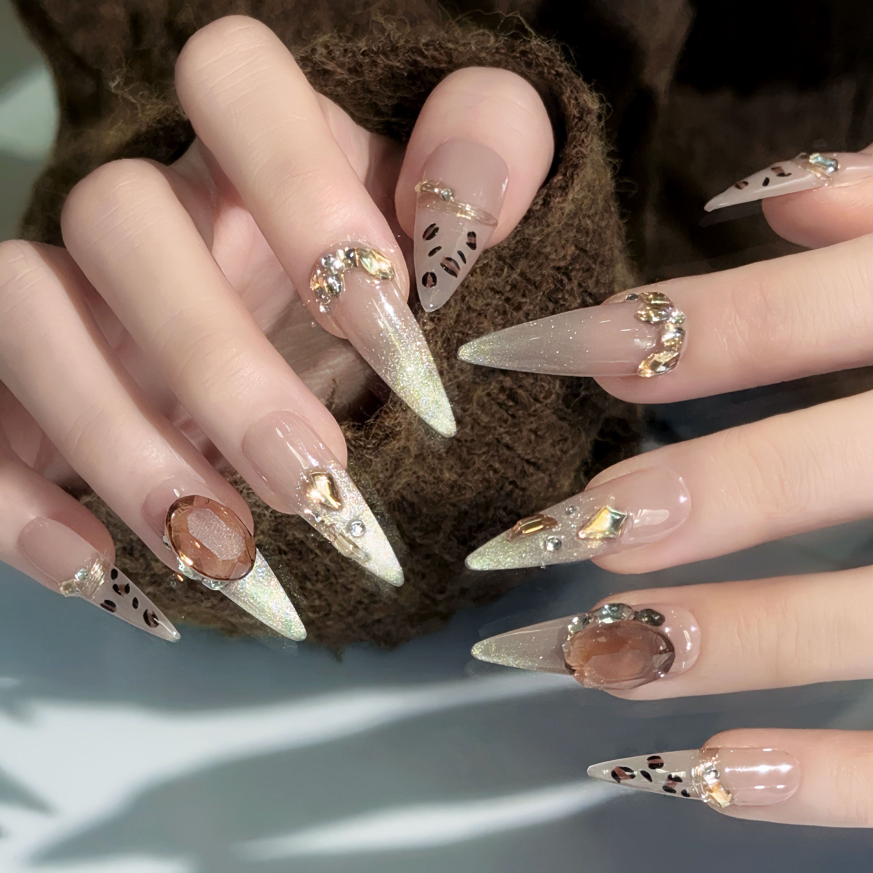 宏飞穿戴甲秋冬新款碎钻豹纹指尖猫眼高级感显白精致纯手工穿戴甲