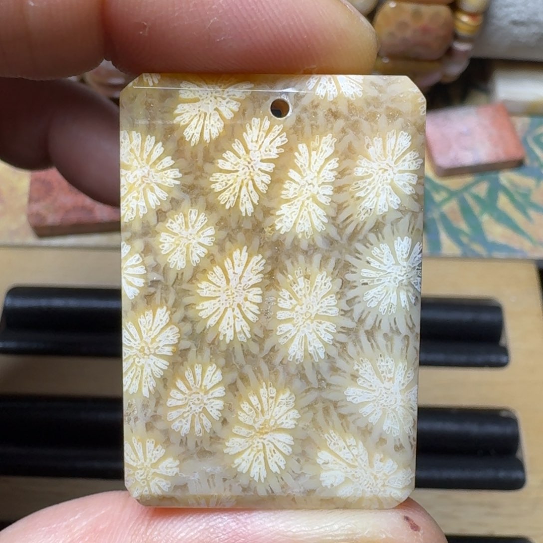 硅化玉手工牌 大花 花底异色未镶嵌