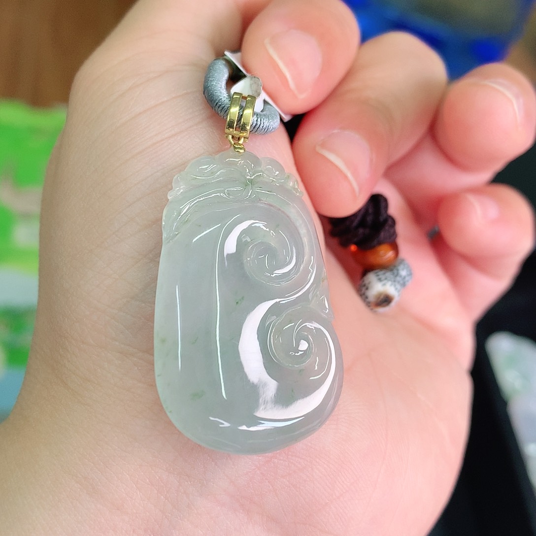 翡翠颈饰18K金镶嵌冰胶晴飘绿大如意38*24*5