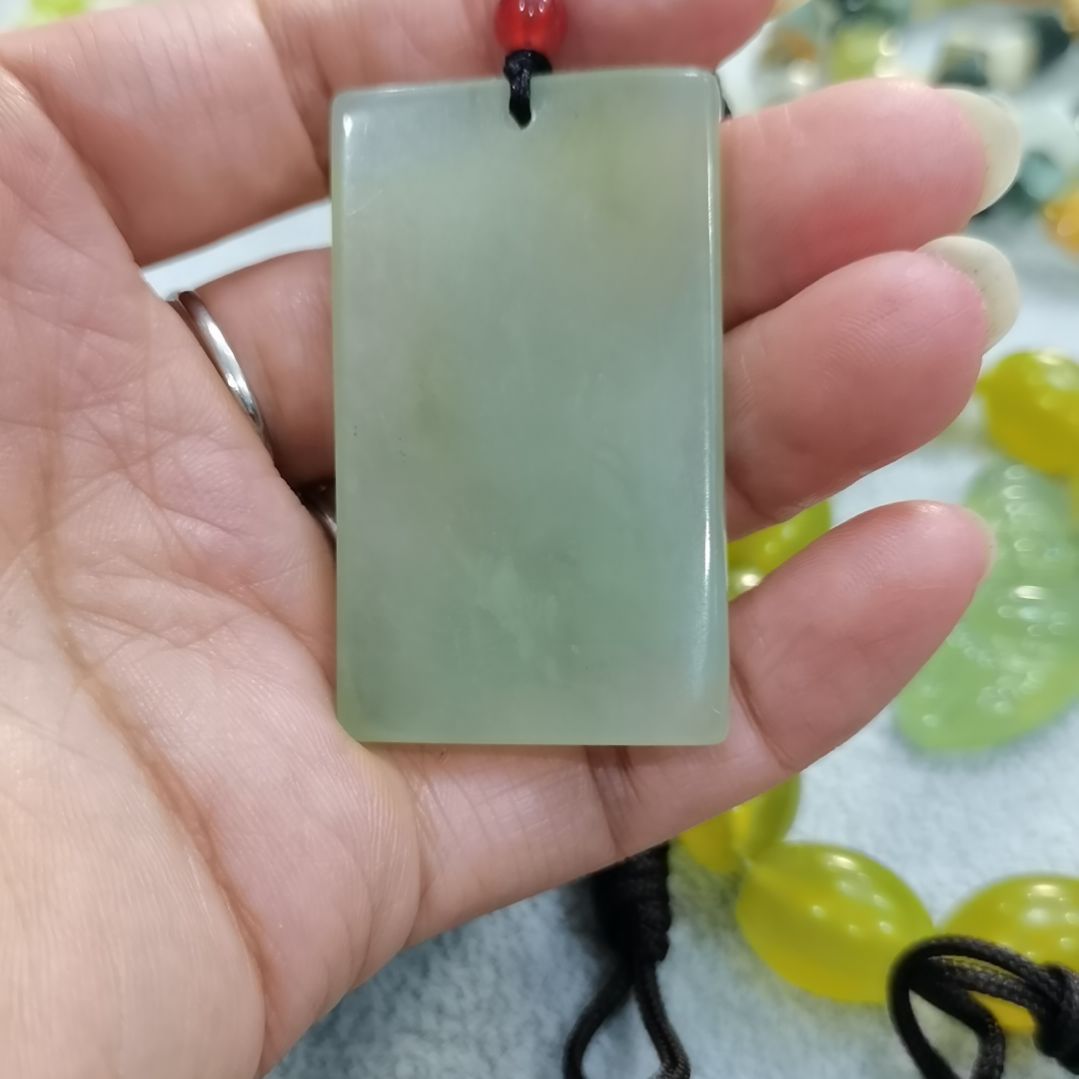 未镶嵌蛇纹石玉吊坠