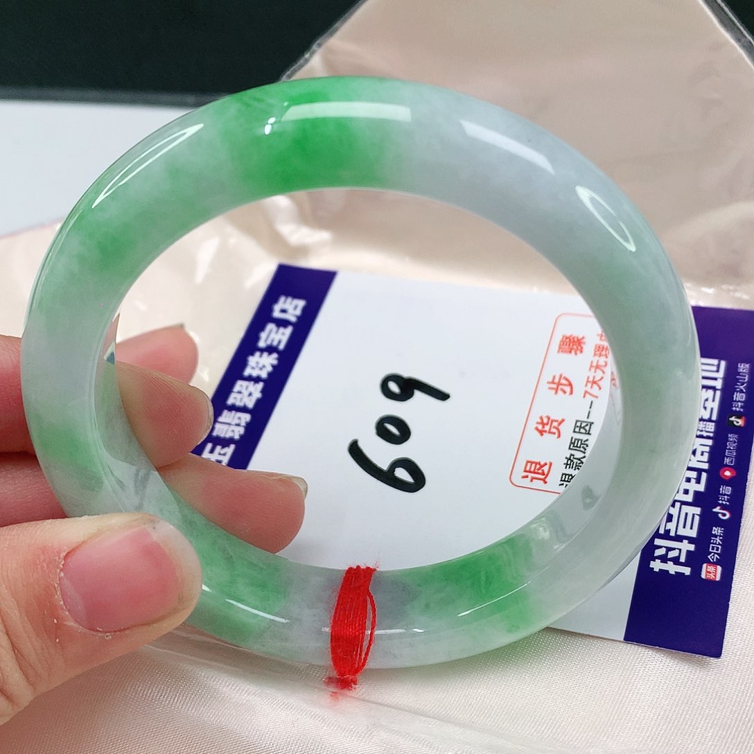 翡翠手镯未镶嵌翡翠