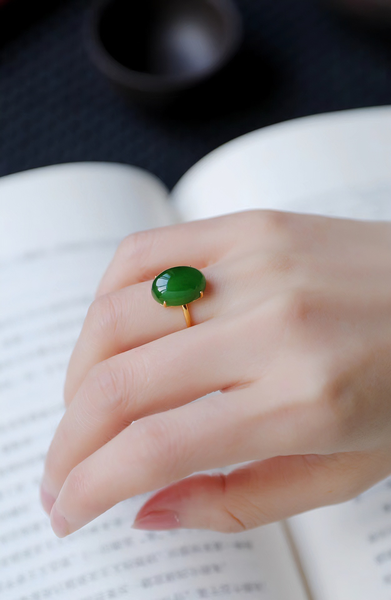 18k金镶和田碧玉精美高货鸽子蛋戒指(裸石尺寸高卡20)