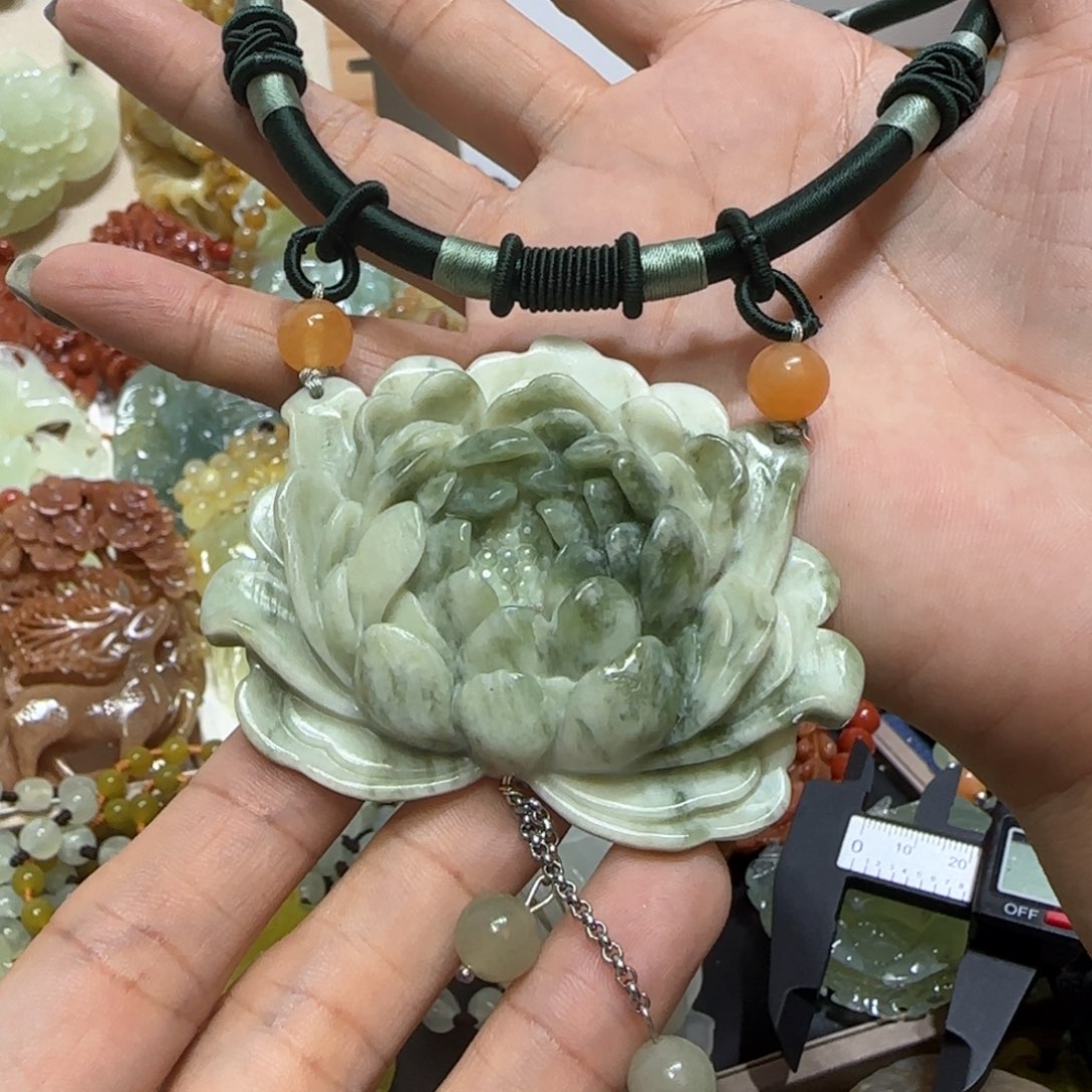 未镶嵌蛇纹石玉吊坠