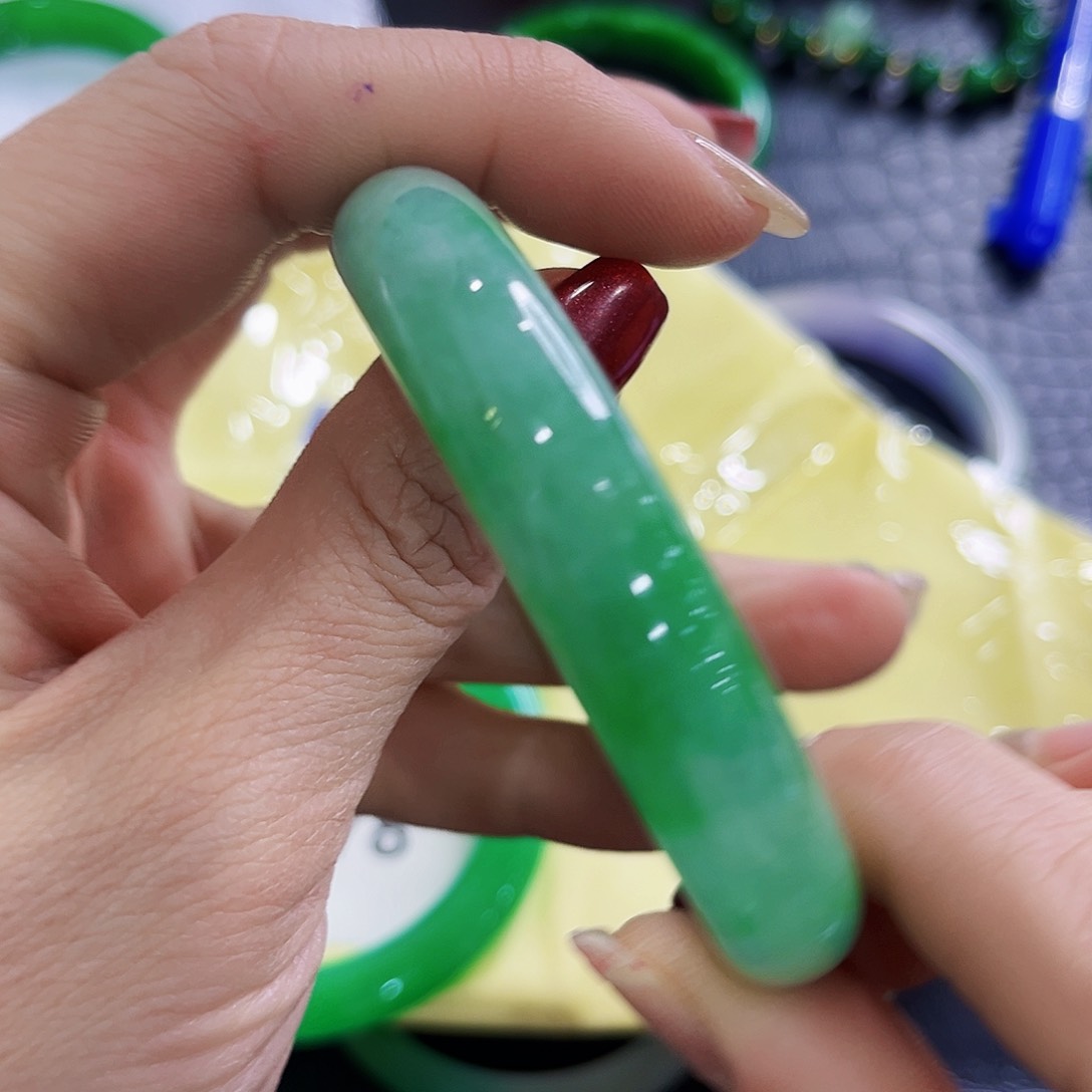 翡翠手镯未镶嵌多样性