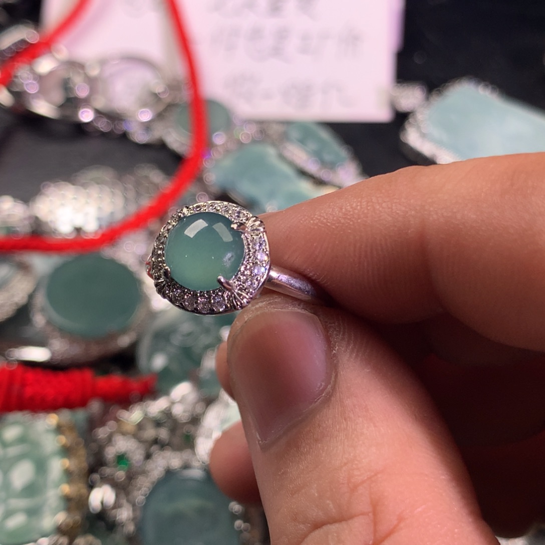 翡翠颈饰未镶嵌戒指