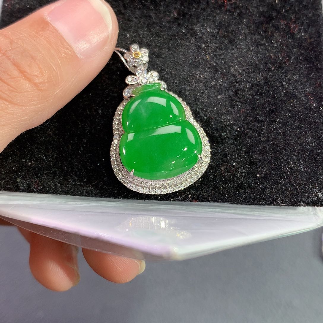 翡翠吊坠(赠链)18K金镶嵌美****室