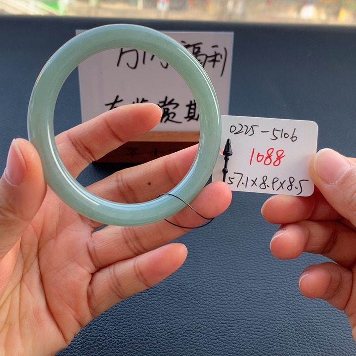 翡翠手镯未镶嵌翡翠手镯