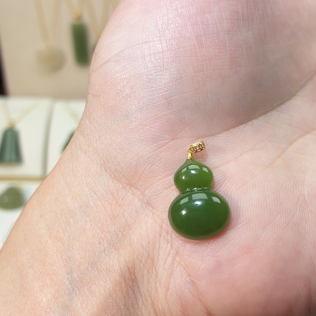 嗨****和田玉（碧玉）18K金镶嵌吊坠(赠链)