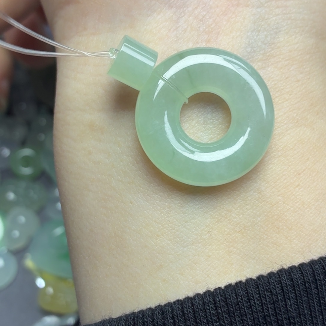 翡翠未镶嵌颈饰甜果绿甜甜圈