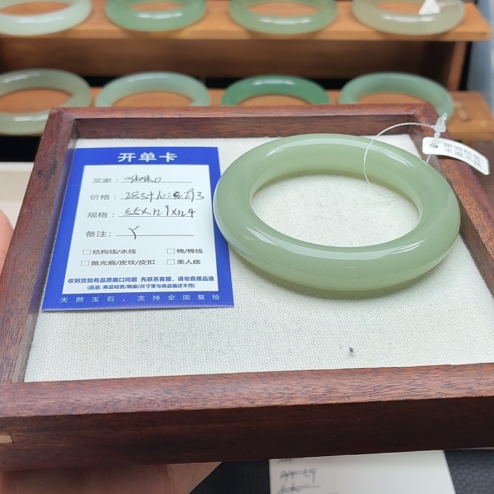 咻***O石英质玉未镶嵌手镯