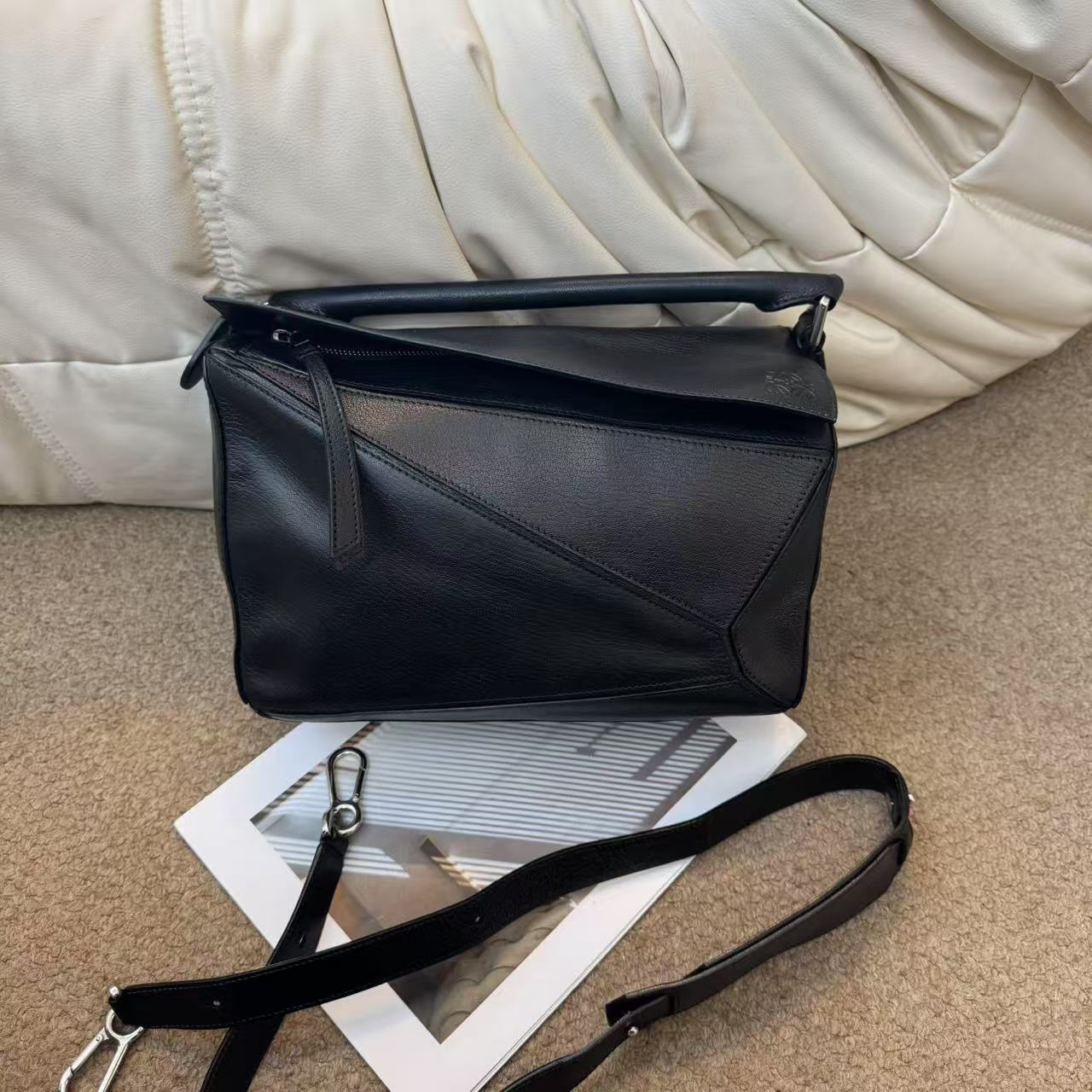 95新 LOEWE/罗意威 Loewe 黑色 牛皮 puzzle中号单肩包/659137010