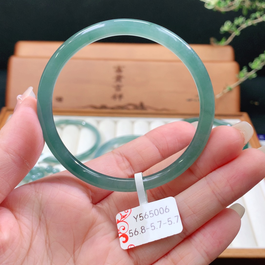 翡翠手镯未镶嵌天然