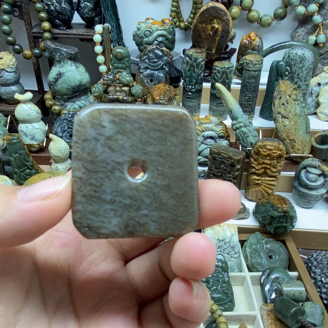 未镶嵌岫岩老玉（透闪石质玉）把件