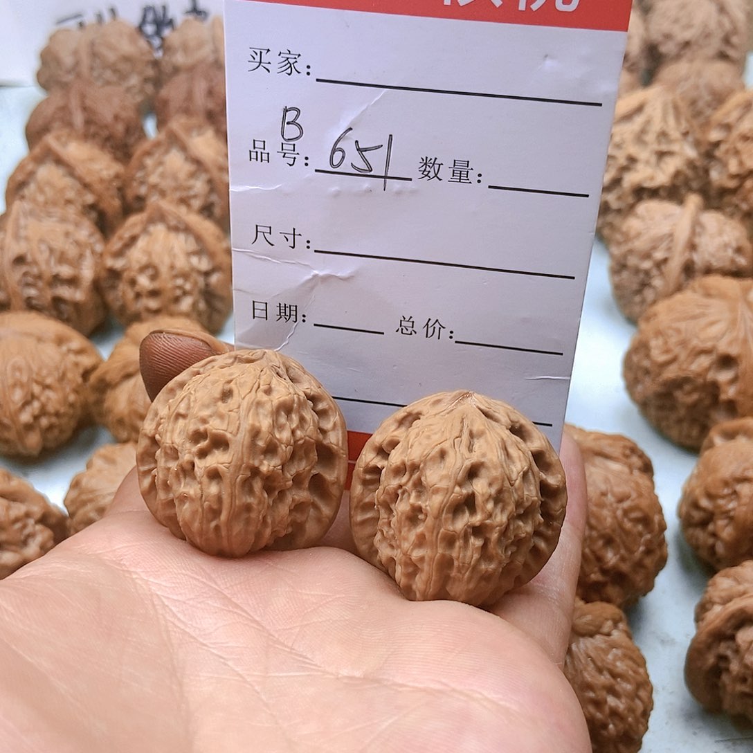 文玩核桃把件651号三角白31尺