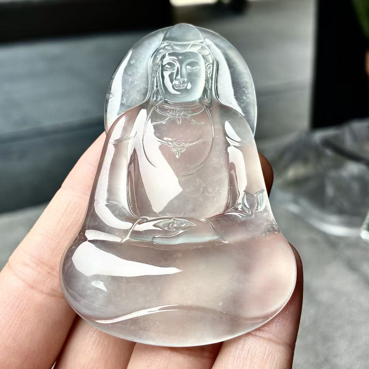 天然a货缅甸翡翠自然光尺寸73.5/46.2/6.8，玻璃种大观音吊坠