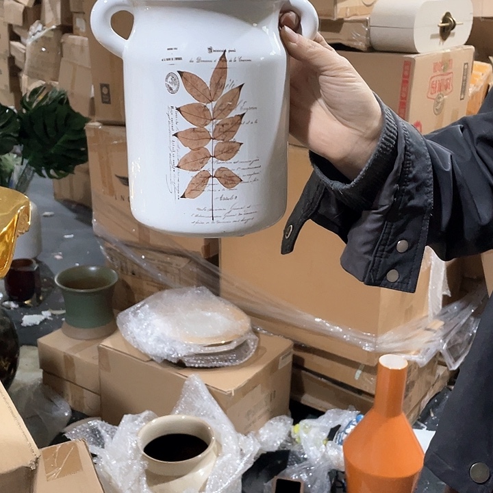 陶瓷花瓶，仿真绿植。