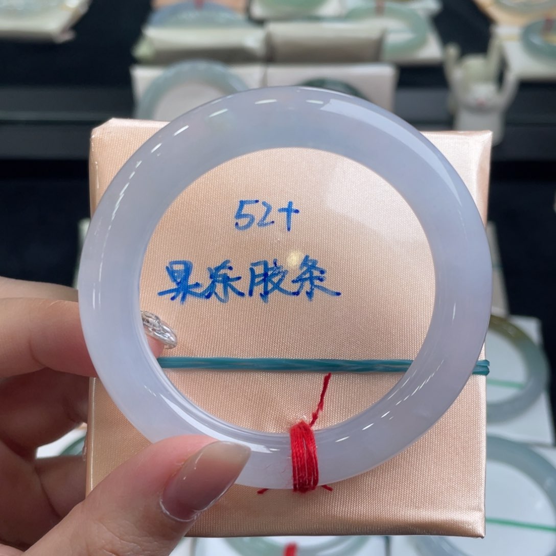 翡翠手镯未镶嵌翡翠