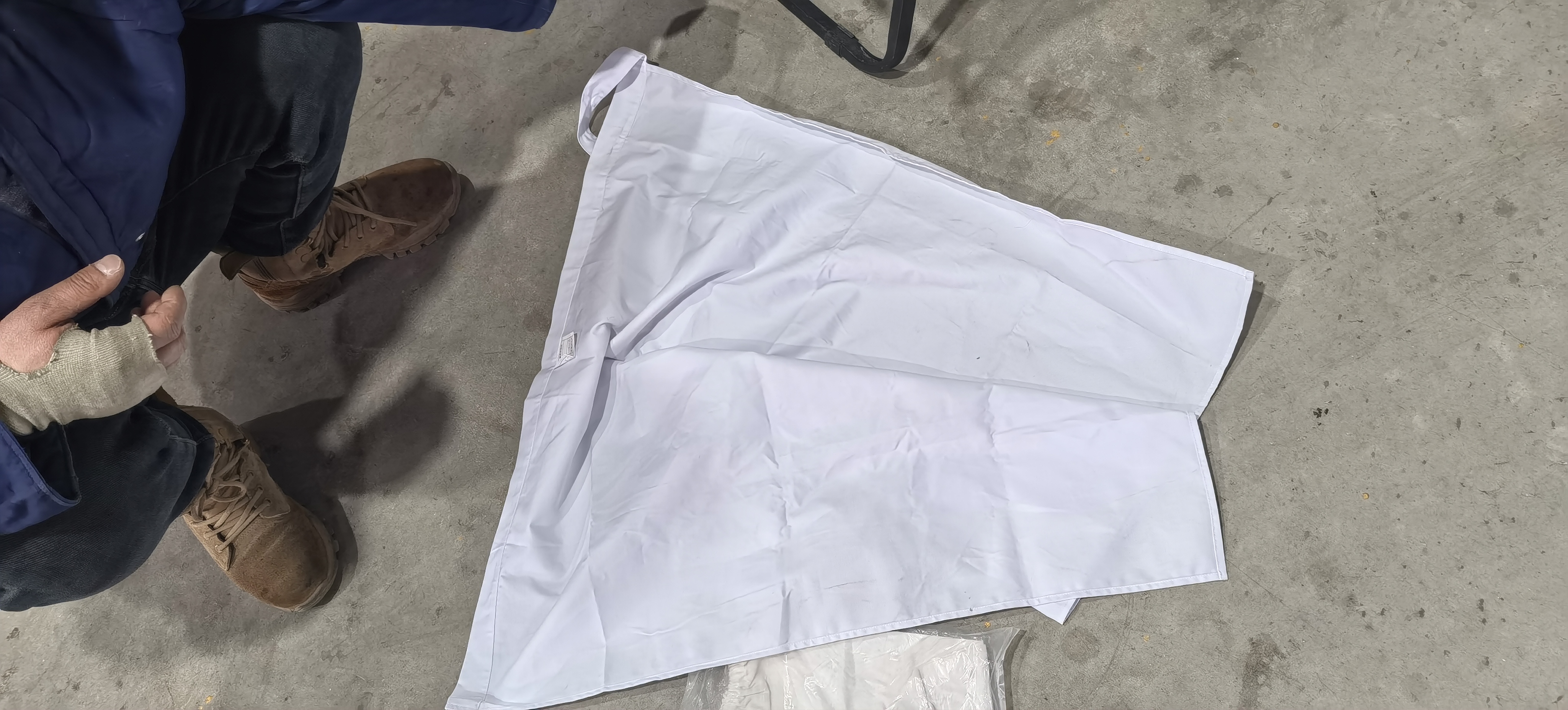 白色围裙和套袖拍一发二