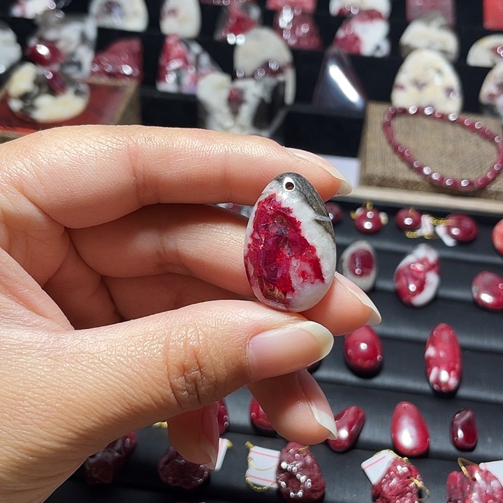 天然辰砂原石晶体吊坠