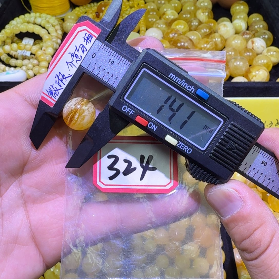 蜜蜡未镶嵌珠宝奇石