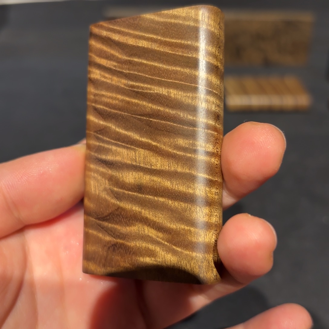 御***阁金丝楠木无事牌材料