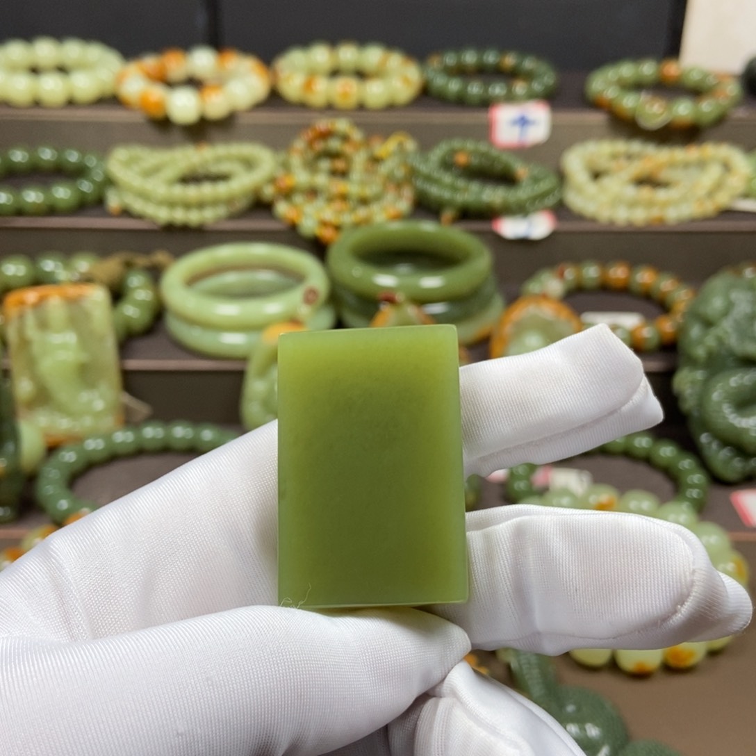 透闪石质玉颈饰未镶嵌大*