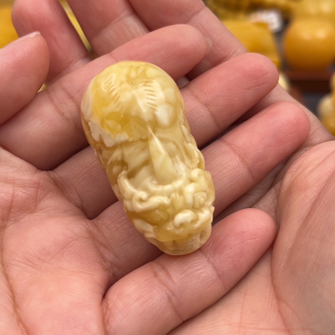 琥珀裸石未镶嵌貔貅