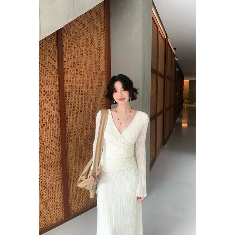 酒午11/11零点首发9.5折【纱月藏纯】复古V领抽褶收腰连衣裙KLF4444